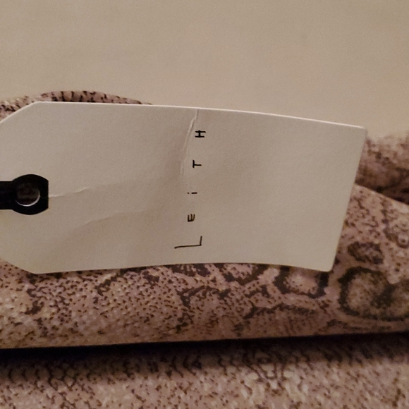 Plus size top! Perfect under a blazer! - Picture 3 of 4